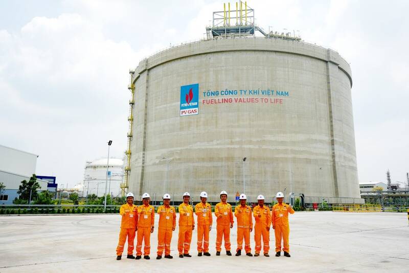 Niềm tự hào của các thành viên tham gia hoàn thành xây dựng Kho chứa LNG Thị Vải. Ảnh: PV GAS