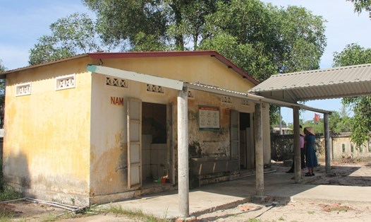 Trường Tiểu học thị trấn Cửa Việt vận động kinh phí để sửa lại nhà vệ sinh của học sinh với số tiền dự toán 131 triệu đồng. Ảnh: H.Thơ.