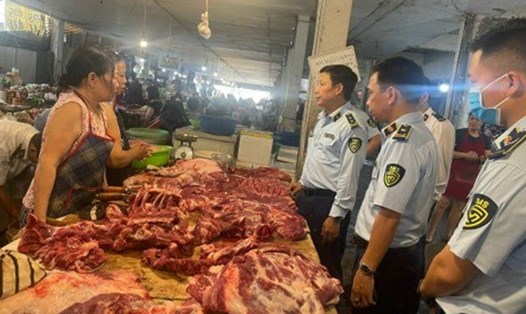Phạt tiểu thương bán gần 3 tấn thịt lợn bẩn tại Thái Nguyên. Ảnh: QLTT Thái Nguyên