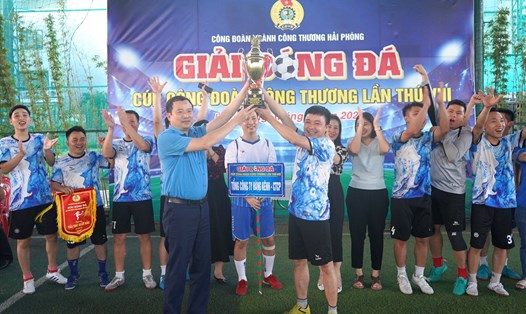 Lãnh đạo LĐLĐ TP.Hải Phòng trao cúp vô địch cho đội bóng Tổng Công ty Hàng Kênh. Ảnh: Mai Dung