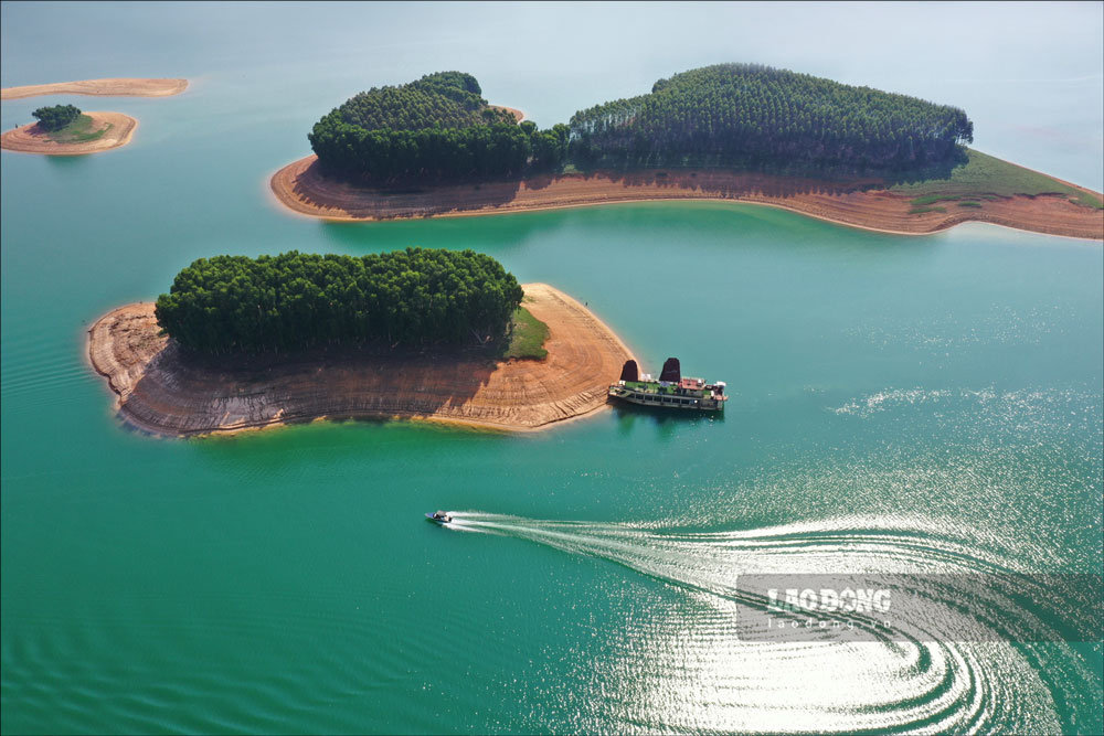  Hồ Thác Bà nằm trên địa phận hai huyện Yên Bình và Lục Yên của tỉnh Yên Bái. Hồ rộng gần 20.000 ha mặt nước, gồm hơn 1.300 đảo xanh lớn nhỏ, cùng hệ thống hang động đẹp ẩn sâu trong lòng những dãy núi đá vôi. 