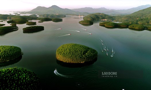 Hồ Thác Bà được ví như "Vịnh Hạ Long trên núi", là một trong những hồ nước nhân tạo lớn nhất Việt Nam và là một trong những điểm du lịch thú vị ở Yên Bái vào mùa nước đầy. Ảnh: Thanh Miền