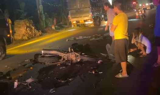 Hiện trường 1 vụ tai nạn giao thông xảy ra mới đây (đêm 23.9) trên Quốc lộ 32C, đoạn qua xã Hùng Việt, huyện Cẩm Khê khiến 2 người tử vong, 2 người bị thương. Ảnh do người dân cung cấp.