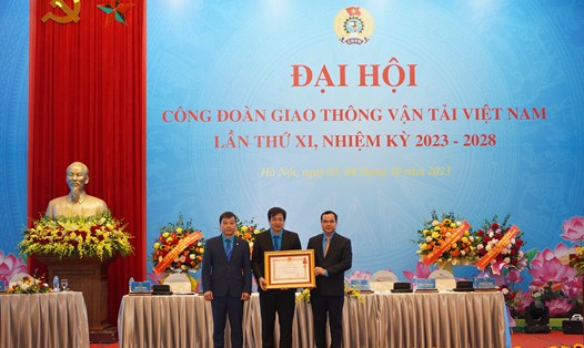 Ông Nguyễn Đình Khang, Chủ tịch Tổng LĐLĐVN (bên phải)  trao Huân chương Lao động hạng Ba cho Công đoàn GTVT VN. Ảnh: Hà Anh