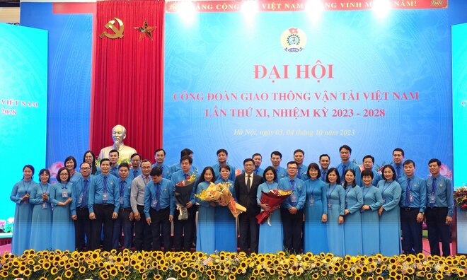 Ban Chấp hành Công đoàn Giao thông Vận tải Việt Nam nhiệm kỳ 2023-2028 ra mắt đại hội. Ảnh: Hà Anh