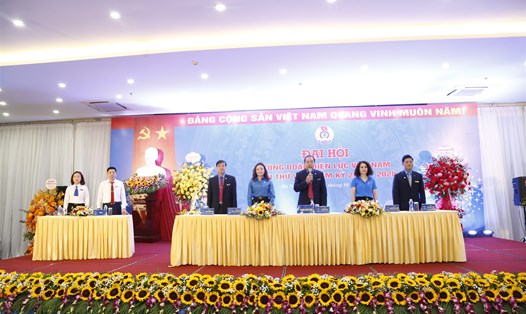 Đoàn Chủ tịch điều hành phiên thứ nhất Đại hội Công đoàn Điện lực Việt Nam lần thứ VI. Ảnh: Đắc Cường