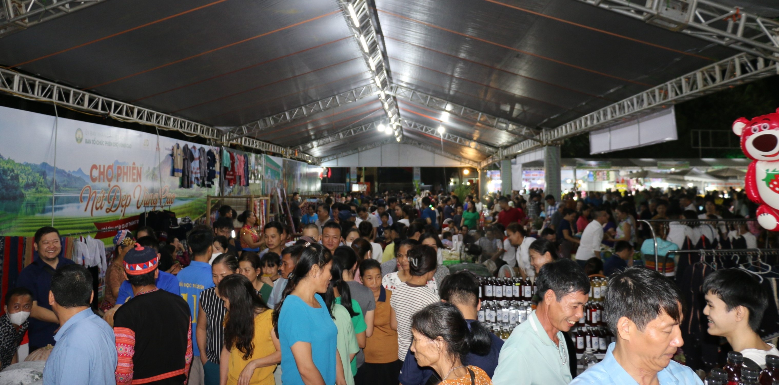 Hàng nghìn người đổ về phiên chợ vùng cao Hòa Bình. Ảnh: Minh Nguyễn