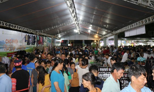 Hàng nghìn người đổ về phiên chợ vùng cao Hòa Bình. Ảnh: Minh Nguyễn