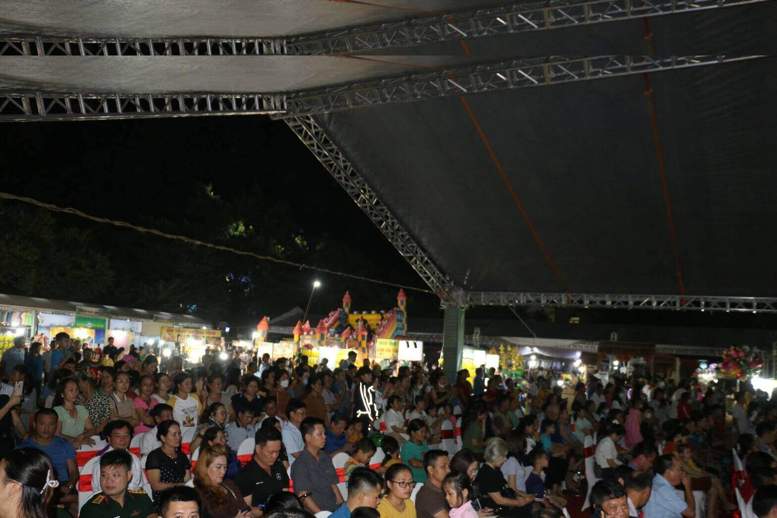 Ghi nhận của PV Báo Lao Đông, có hàng nghìn người dân, du khách đã đến tham gia phiên chợ vùng cao do UBND tỉnh Hoà Bình tổ chức.