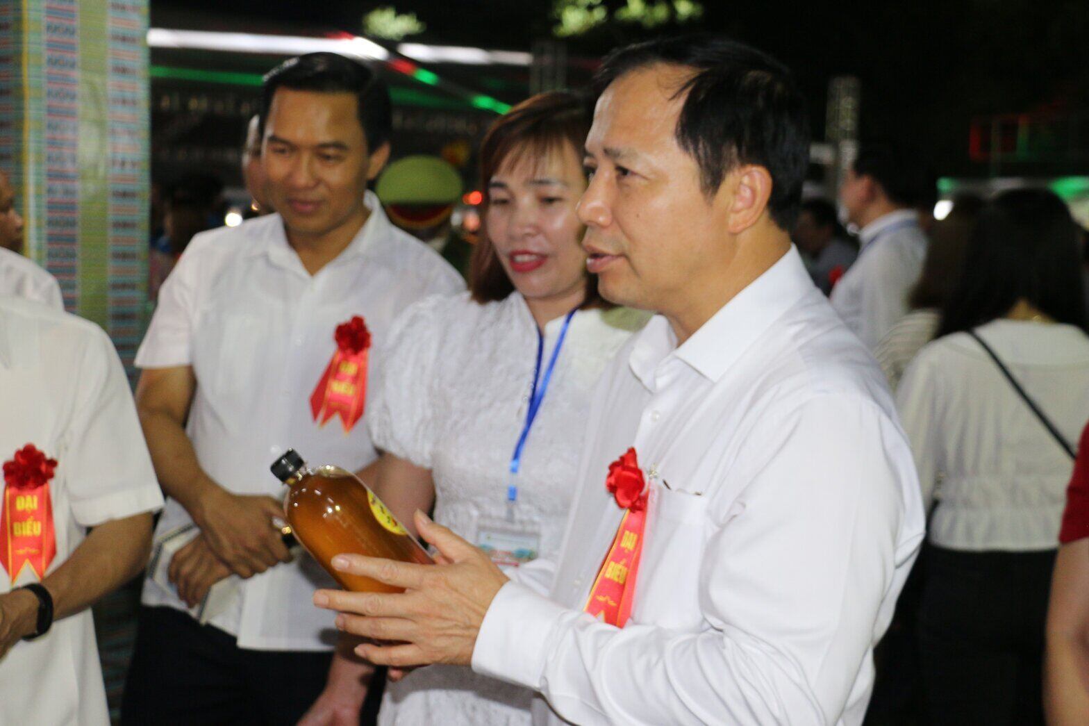 Tại chương trình khai mạc, ông Nguyễn Văn Toàn - Phó Chủ tịch UBND tỉnh Hoà Bình đã cùng các lãnh đạo các sở, ban ngành thăm quan các gian hàng. 