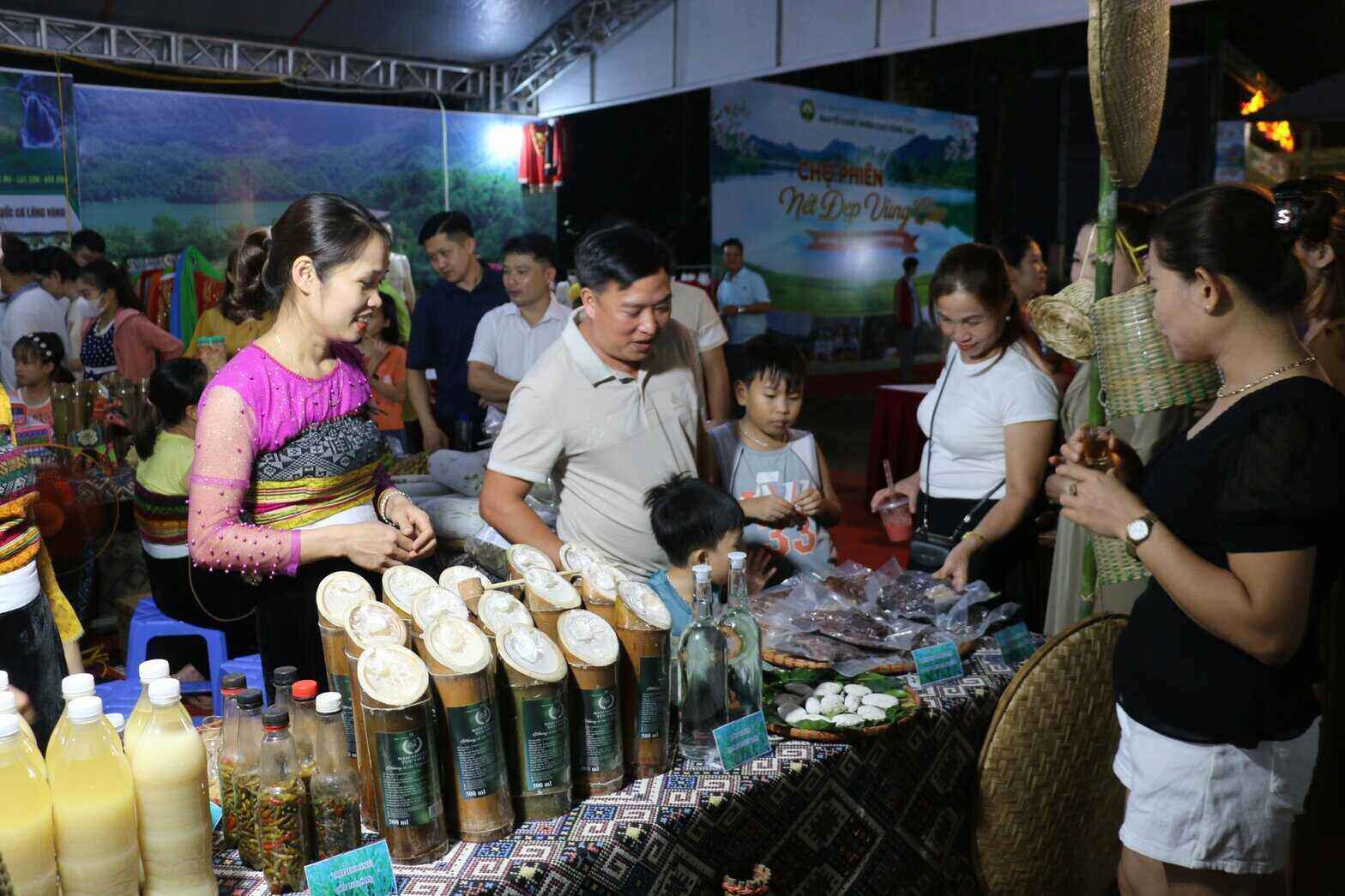 Người dân, du khách thăm quan mua sắn các sản phẩm mang đậm bản sắc văn hoá dân tộc của tỉnh Hoà Bình.