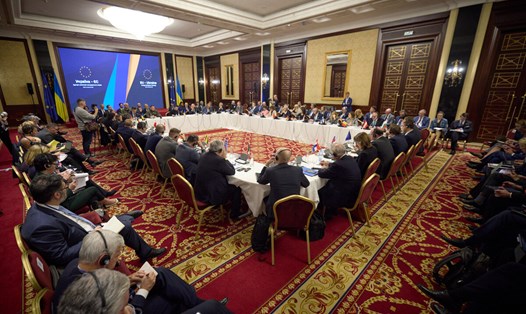 Cuộc họp ngày 2.10 tại Kiev giữa các bộ trưởng ngoại giao EU - Ukraina, Tổng thống Ukraina Volodymyr Zelensky tham dự. Ảnh: AFP