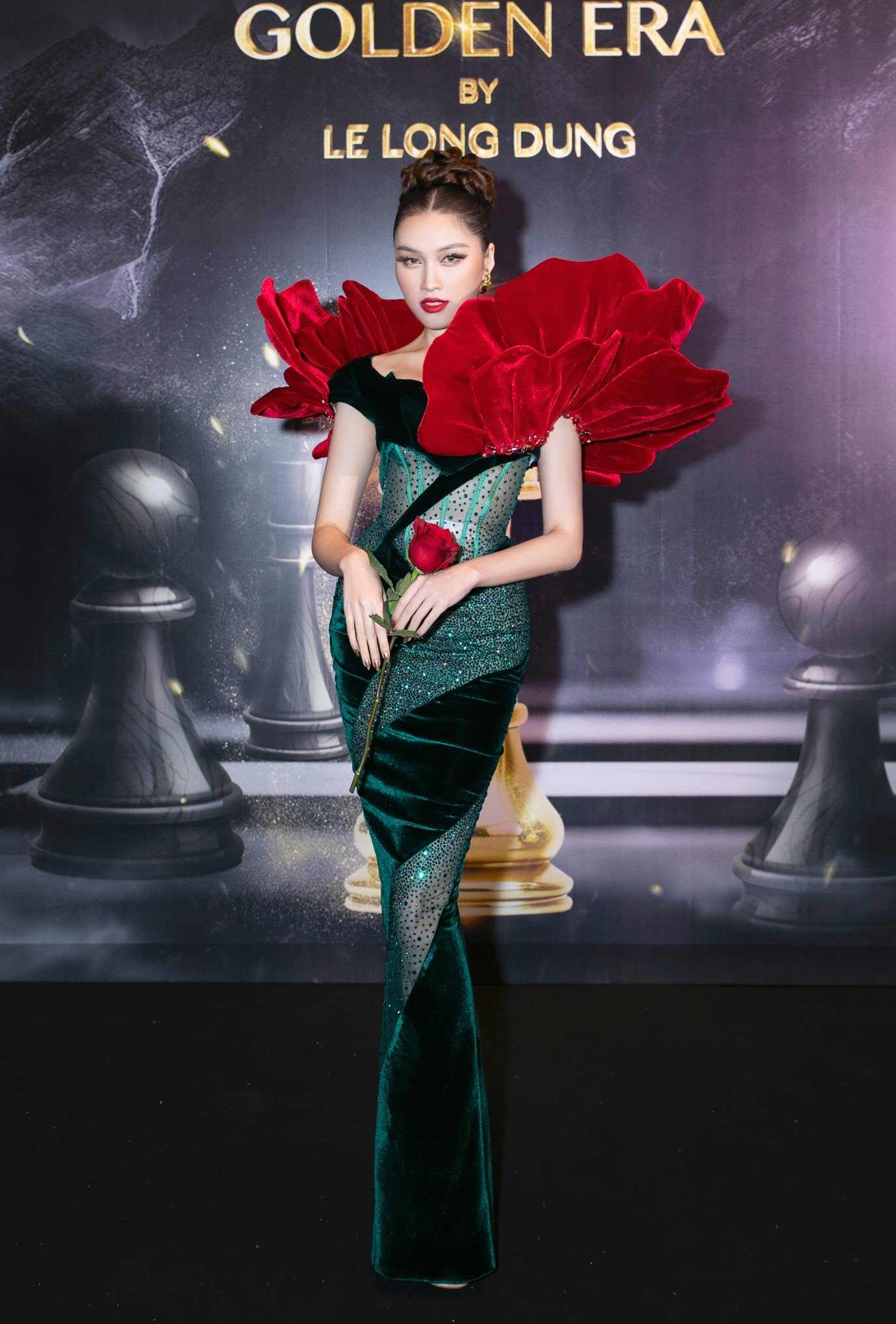 Nữ MC Thanh Thanh Huyền đã có một diện mạo ấn tượng khi diện chiếc váy chất liệu nhung tôn đường cong với phần vai áo được xếp nếp sáng tạo lấy cảm hứng từ cánh hoa hồng. 