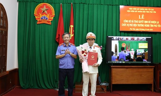 Tân Phó Viện trưởng Viện KSND tỉnh Phú Yên nhận quyết định bổ nhiệm lại. Ảnh: Viện KSND tỉnh Phú Yên