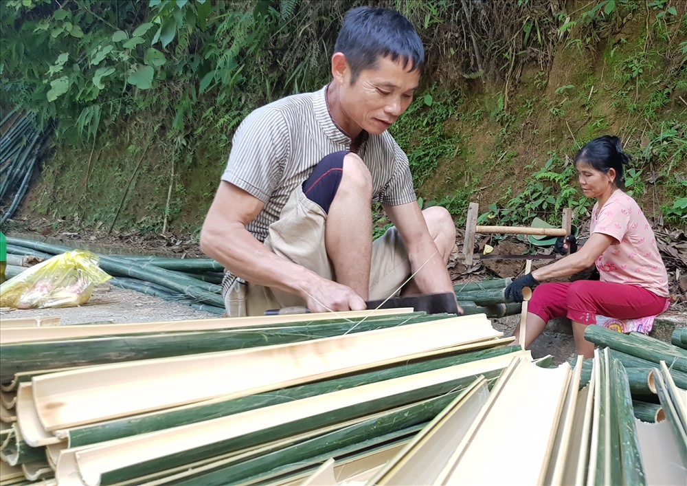 Người dân xã Trung Thượng, huyện Quan Sơn, tỉnh Thanh Hoá thoát nghèo nhờ khai thác vầu. ẢnhL Nguyễn Trường