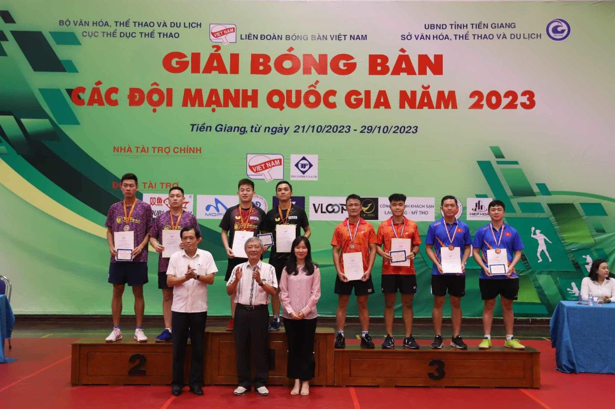 Cặp đôi của câu lạc bộ bóng bàn Hà Nội T&T giành huy chương vàng đôi nam là Lê Đình Đức và Đinh Anh Hoàng (giữa). Ảnh: CLB bóng bàn Hà Nội T&T