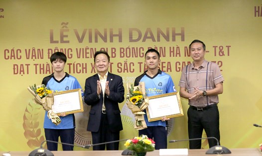 Cặp đôi Đinh Anh Hoàng và Trần Mai Ngọc giành huy chương vàng đôi nam nữ cho câu lạc bộ bóng bàn Hà Nội T&T tại giải các đội mạnh quốc gia 2023. Ảnh: Hoàng Anh