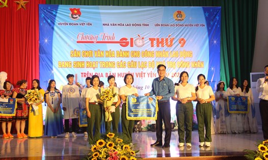 Ông Nguyễn Mạnh Hùng - Phó Chủ tịch Liên đoàn Lao động tỉnh trao giải A cho Câu lạc bộ nhà trọ thanh niên công nhân xã Hồng Thái. Ảnh: Ban Tuyên giáo - Nữ công 