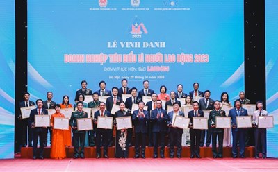 Bí thư T.Ư Đảng, Phó Thủ tướng Chính phủ Lê Minh Khái; Ủy viên T.Ư Đảng, Chủ tịch Tổng LĐLĐVN Nguyễn Đình Khang và các đại biểu tại Lễ Vinh danh. Ảnh: hải nguyễn