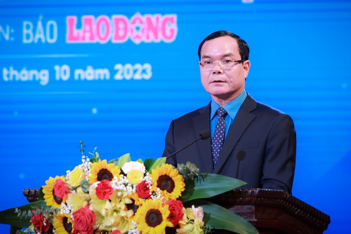 Ông Nguyễn Đình Khang - Ủy viên Trung ương Đảng, Chủ tịch Tổng Liên đoàn Lao động Việt Nam phát biểu tại lễ vinh danh.
