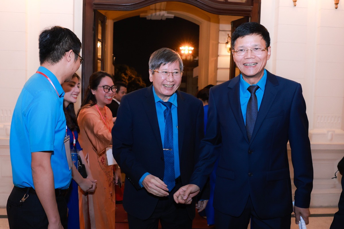 Ông Trần Thanh Hải – Phó Chủ tịch Thường trực Tổng Liên đoàn Lao động Việt Nam (bên trái) và ông Nguyễn Ngọc Hiển - Tổng biên tập báo Lao Động (bên phải) tới dự chương trình vinh danh.