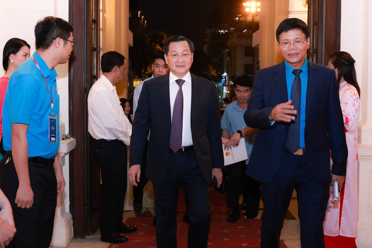 Ông Lê Minh Khái – Bí thư Trung ương Đảng, Phó Thủ tướng Chính phủ (giữa) và ông Nguyễn Ngọc Hiển - Tổng biên tập báo Lao Động (bên phải) tới dự chương trình vinh danh.