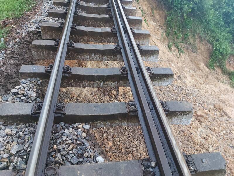 Tình trạng sạt lở lũng taluy âm đường sắt khiến tàu Bắc - Nam không thể lưu thông. Ảnh: Trần Tuấn.
