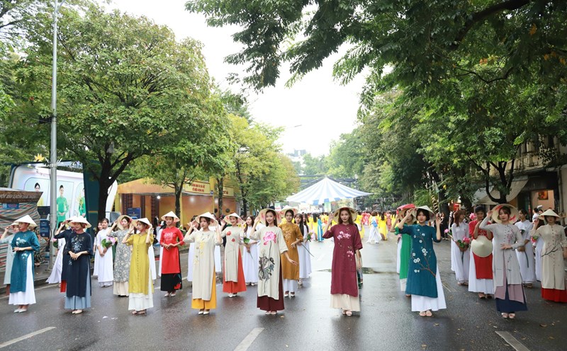 Hà Nội thu hút 60.000 lượt du khách đến với Lễ hội Áo dài du lịch Hà Nội 2023. Ảnh: Minh Anh