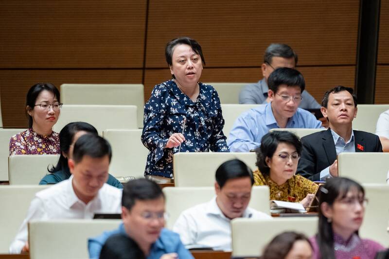Đại biểu Phạm Khánh Phong Lan đặt câu hỏi về trách nhiệm của bảo hiểm xã hội trong việc thanh toán chi phí thuốc, vật tư cho người dân. Ảnh: Văn phòng Quốc hội