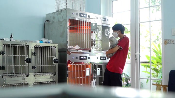 Phòng khám thú cưng của anh Trương Thành Sĩ (TP Cần Thơ) được đầu tư những trang thiết bị hiện đại. Ảnh: Yến Phương