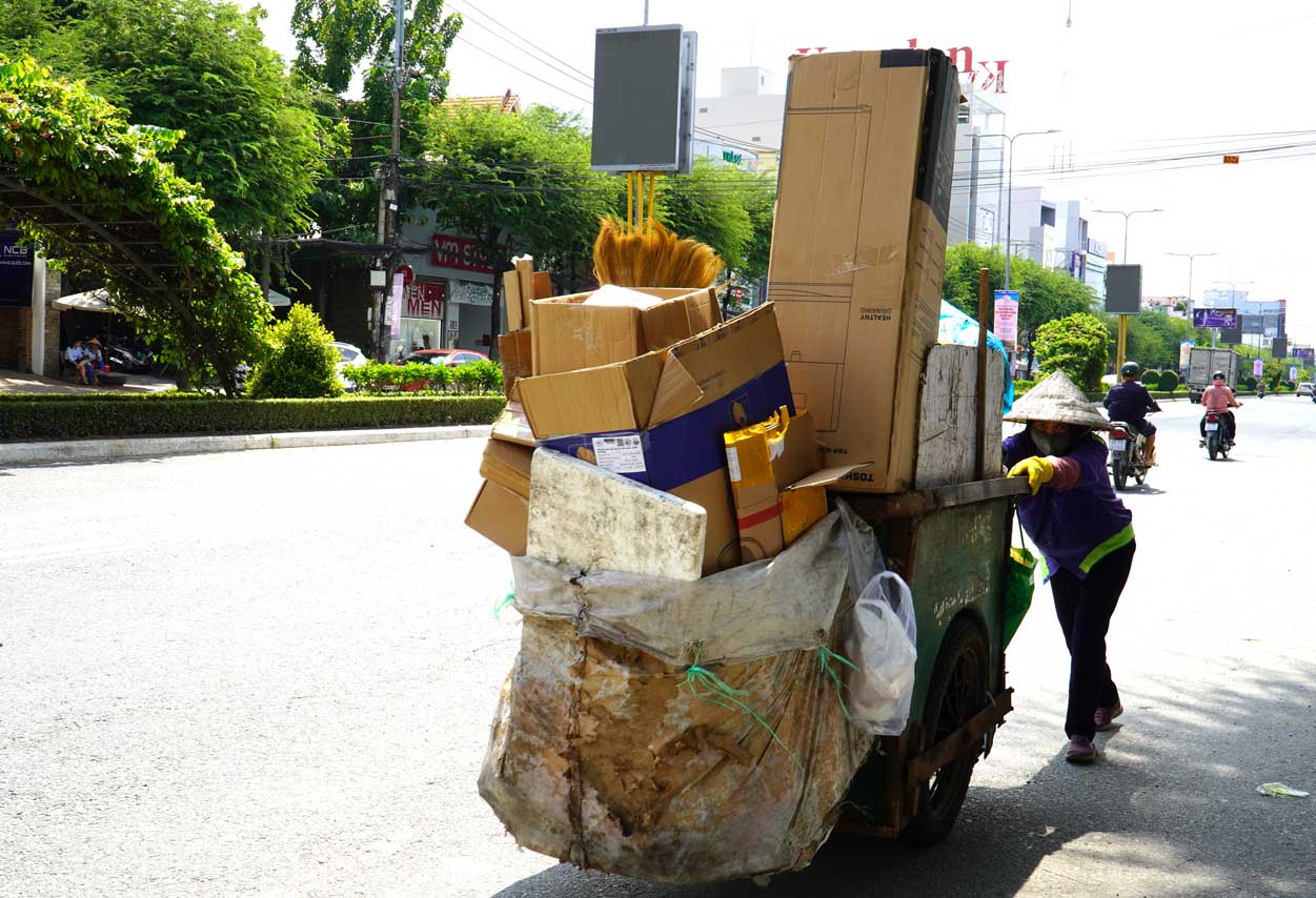 Dưới cái nắng gay gắt, những công nhân môi trường vẫn tất bật với công việc làm sạch đường phố.