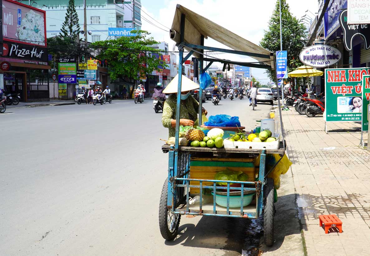 Mỗi ngày, từ 9 giờ 30, bà Năm bắt đầu đẩy xe rau, củ bán dọc đường Mậu Thân (quận Ninh Kiều, TP Cần Thơ).