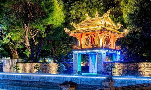 Câu chuyện văn hóa, lịch sử được kể lại bằng công nghệ ánh sáng tại Văn Miếu - Quốc Tử Giám. Ảnh: Thúy Nga