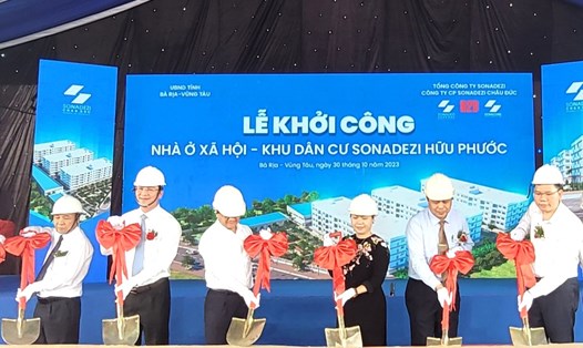 Ông Nguyễn Công Vinh - Phó Chủ tịch UBND tỉnh (thứ 2 từ trái qua) tham gia khởi công dự án nhà ở xã hội. Ảnh: Hoàng Nhị