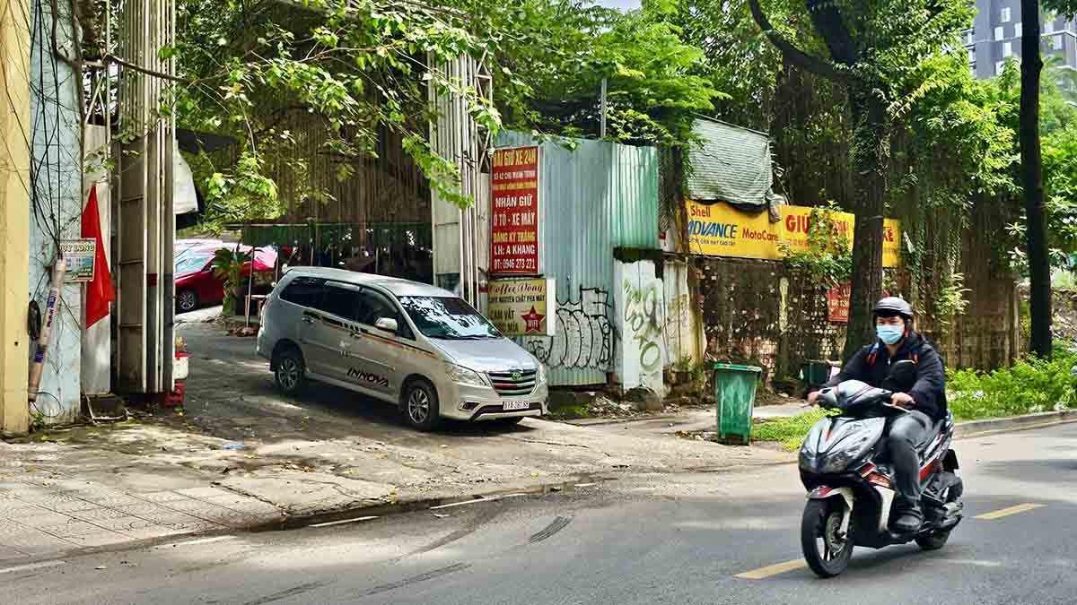 Theo ghi nhận của Lao Động, bên trong khu đất số 42 Chu Mạnh Trinh hiện đang là bãi trông giữ xe ôtô, xe máy.