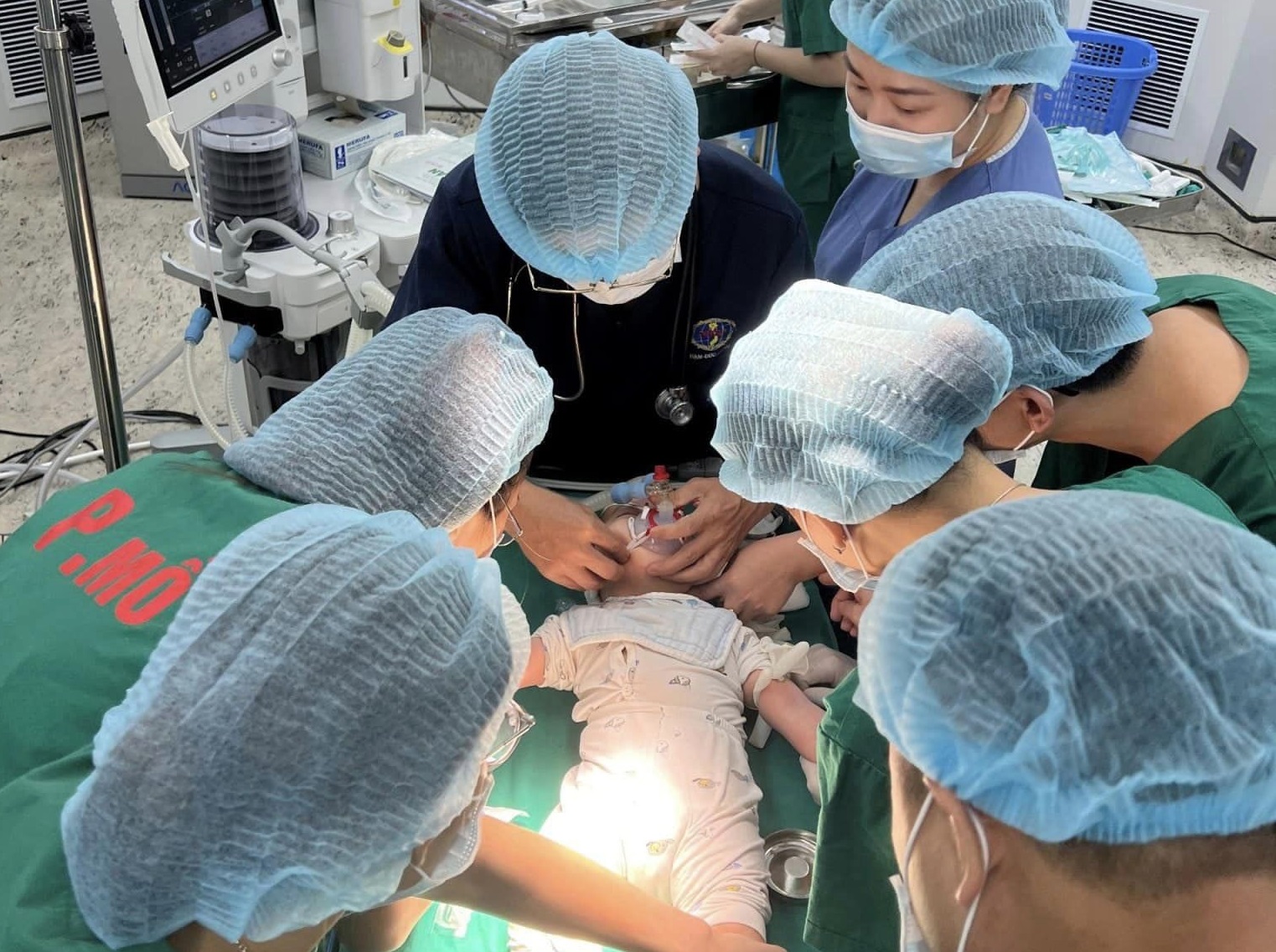 Các bác sĩ phẫu thuật cho bệnh nhi. Ảnh: BVCC