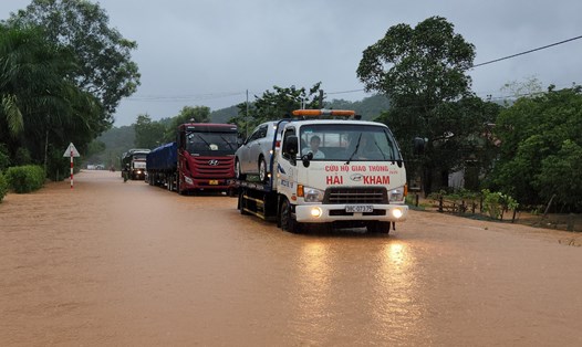 Xe cứu hộ chở xe ôtô con bị chết máy do ngập nước tại xã Hà Linh. Ảnh: Trần Tuấn.