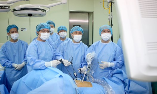 Kíp phẫu thuật của Bệnh viện Trung ương Huế đã giành giải Nhất khu vực Đông Nam Á cuộc thi video phẫu thuật cắt đại trực tràng do ung thư. Ảnh: Bệnh viện cung cấp