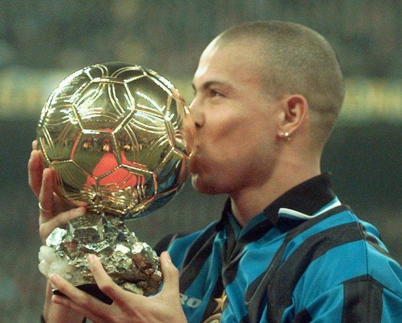 Ronaldo de Lima là cầu thủ trẻ nhất thế giới từng nhận danh hiệu Quả bóng vàng. Ảnh: Linkedin.