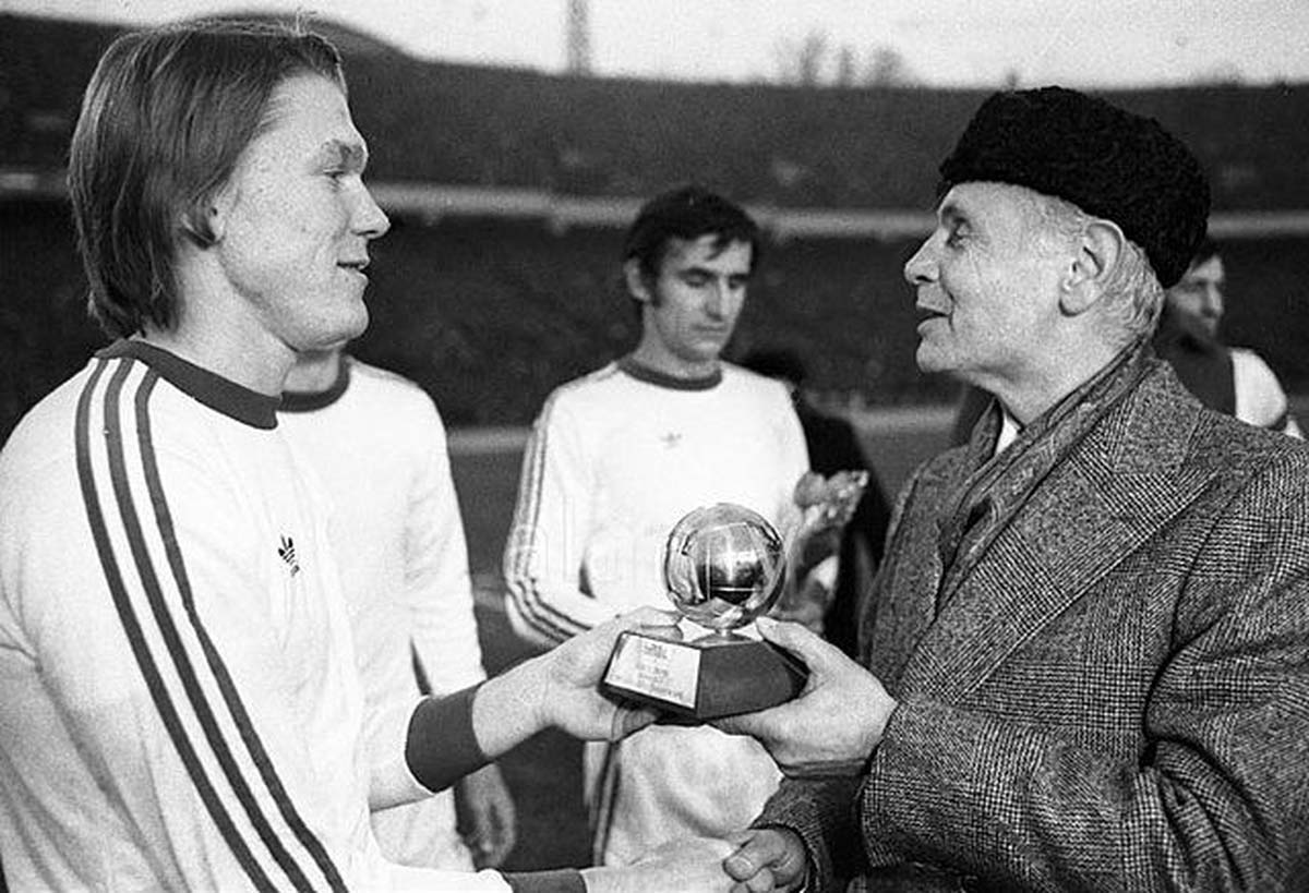 Oleg Blokhin (trái) vượt qua Franz Beckenbauer, Johan Cruyff, Gerd Muller để giành Quả bóng vàng khi chỉ mới 23 tuổi, 1 tháng và 25 ngày. Ảnh: Dynamo.kiev.
