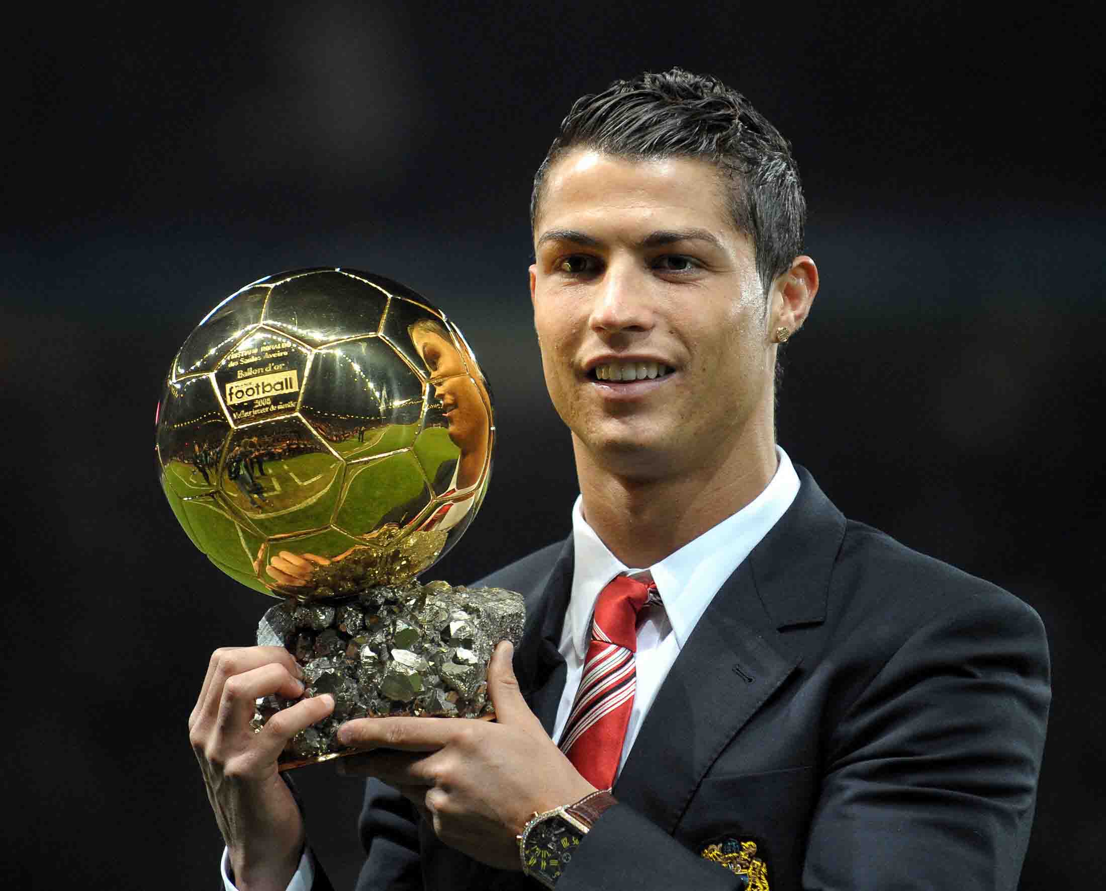 Cristiano Ronaldo giành Quả bóng vàng đầu tiên trong sự nghiệp khi mới 23 tuổi, 9 tháng, 28 ngày và là cầu thủ duy nhất có mặt trong tất cả các lá phiếu bầu năm 2008. Ảnh: UEFA Champions League. 