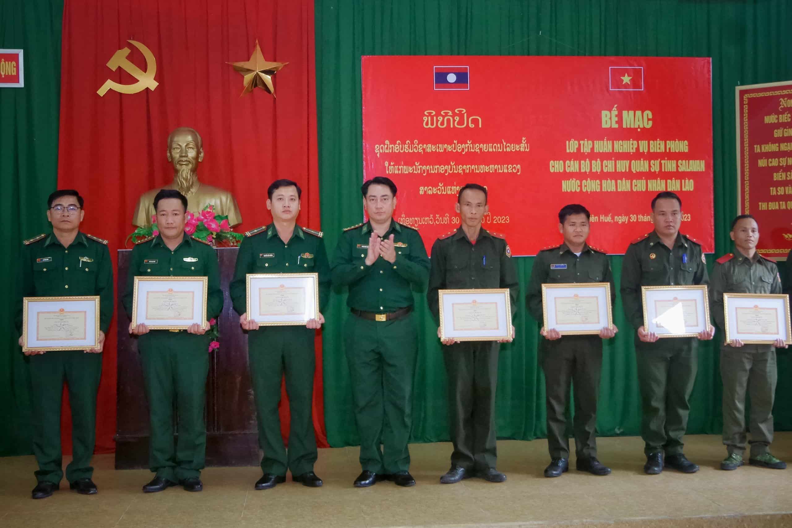 Bộ Chỉ huy BĐBP tỉnh Thừa Thiên Huế tặng giấy khen cho các cá nhân có thành tích xuất sắc trong tổ chức và tham gia lớp tập huấn. Ảnh: Võ Tiến.