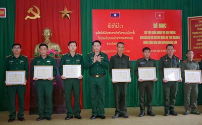 Bộ Chỉ huy BĐBP tỉnh Thừa Thiên Huế tặng giấy khen cho các cá nhân có thành tích xuất sắc trong tổ chức và tham gia lớp tập huấn. Ảnh: Võ Tiến.
