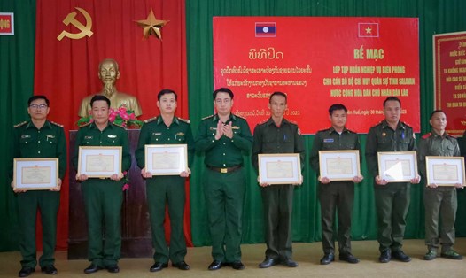 Bộ Chỉ huy BĐBP tỉnh Thừa Thiên Huế tặng giấy khen cho các cá nhân có thành tích xuất sắc trong tổ chức và tham gia lớp tập huấn. Ảnh: Võ Tiến.