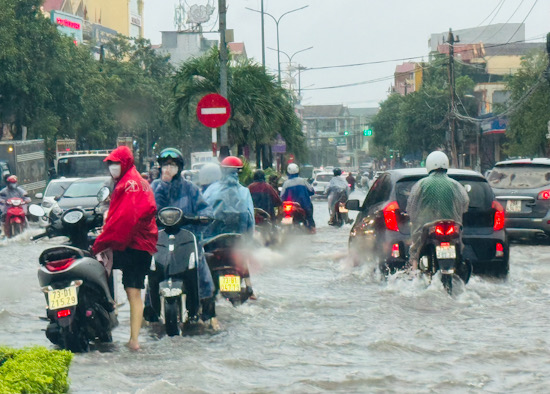 Một số phương tiện bị ngập nước không thể di chuyển, giao thông bị hỗn loạn cục bộ. Ảnh: Lê Phi Long