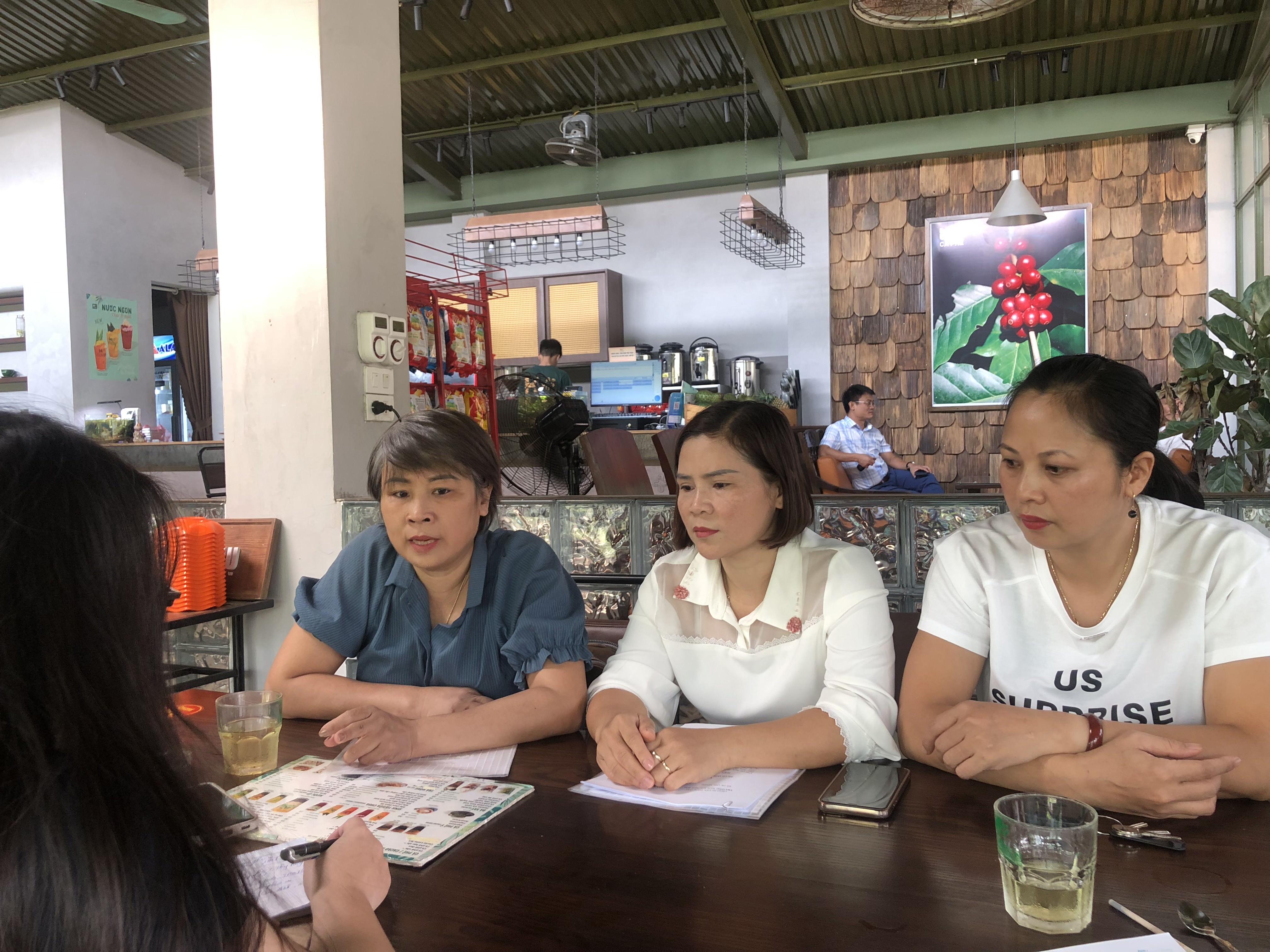 Nhân viên kế toán trường học trên địa bàn huyện Phúc Thọ, TP Hà Nội nhận lương nhân viên phục vụ trong nhiều năm. Ảnh: Hạnh Hân