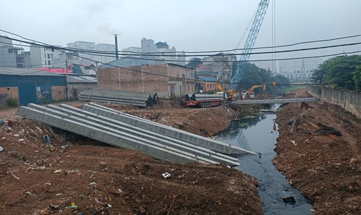 Đoạn kênh La Khê thuộc dự án cải thiện hệ thống tiêu nước khu vực phía Tây TP Hà Nội (trạm bơm tiêu Yên Nghĩa, quận Hà Đông, Hà Nội) đến nay vẫn còn ngổn ngang. Ảnh: Lan Nhi