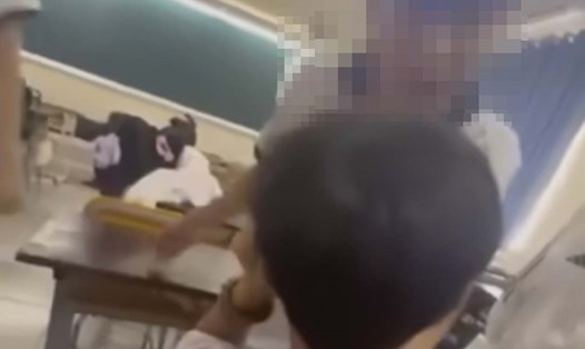 Hai nam sinh đánh nhau trong lớp học: Ảnh: Cắt từ video