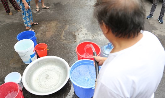 Người dân tại Hà Nội lấy nước sinh hoạt từ xe téc. Ảnh: Vĩnh Hoàng