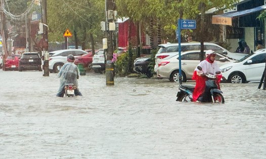 Đường phố Đồng Hới một số đoạn biến thành sông do mưa lớn chiều ngày 30.10. Ảnh: Lê Phi Long